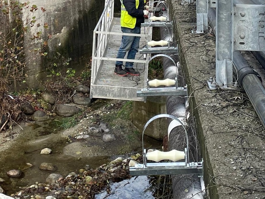 Staffaggio tubo tramite mensole corstrut e rulli in poliammide
