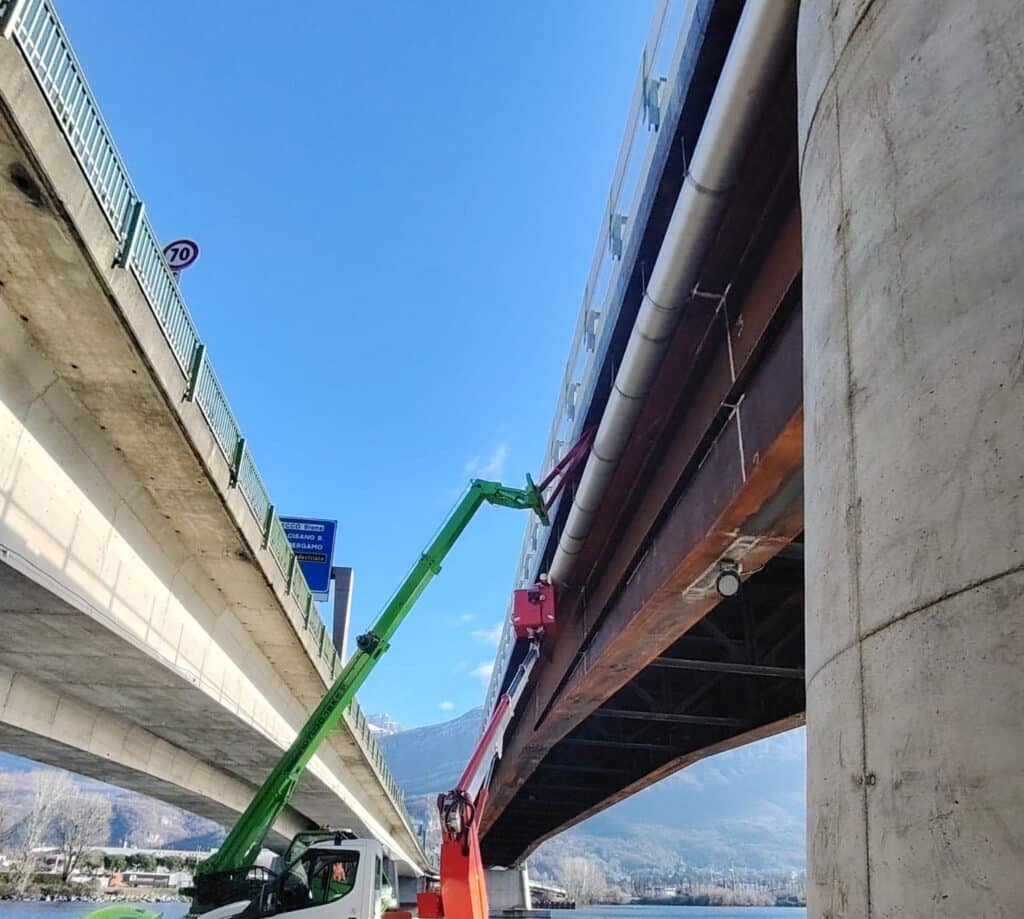 Staffaggio di pi&ugrave; tubazioni lungo ponte