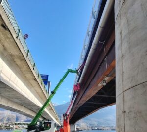 Staffaggio di pi&ugrave; tubazioni lungo ponte